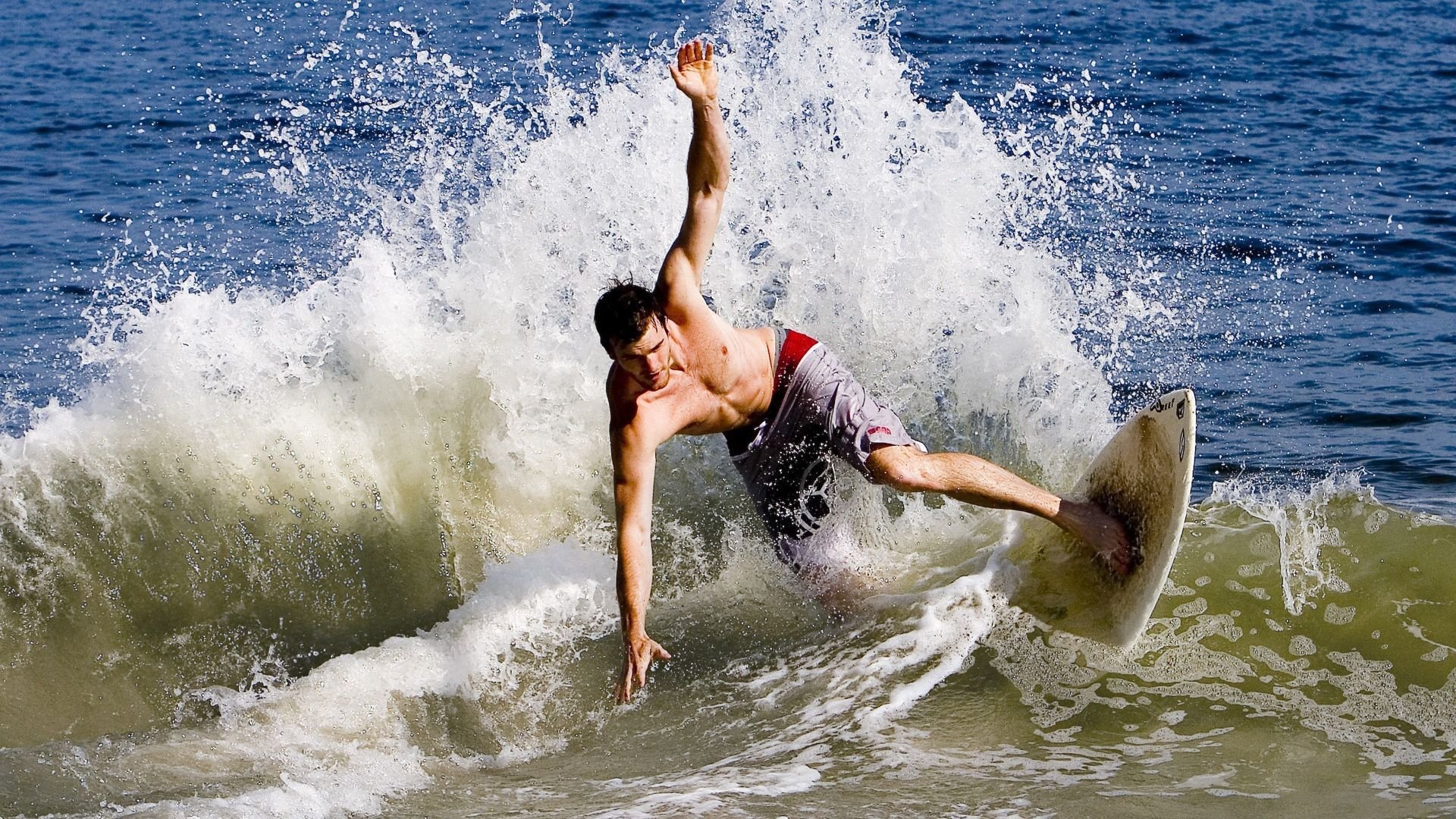_极限滑板竞速：城市街头的速度狂欢_，极限滑板车百科