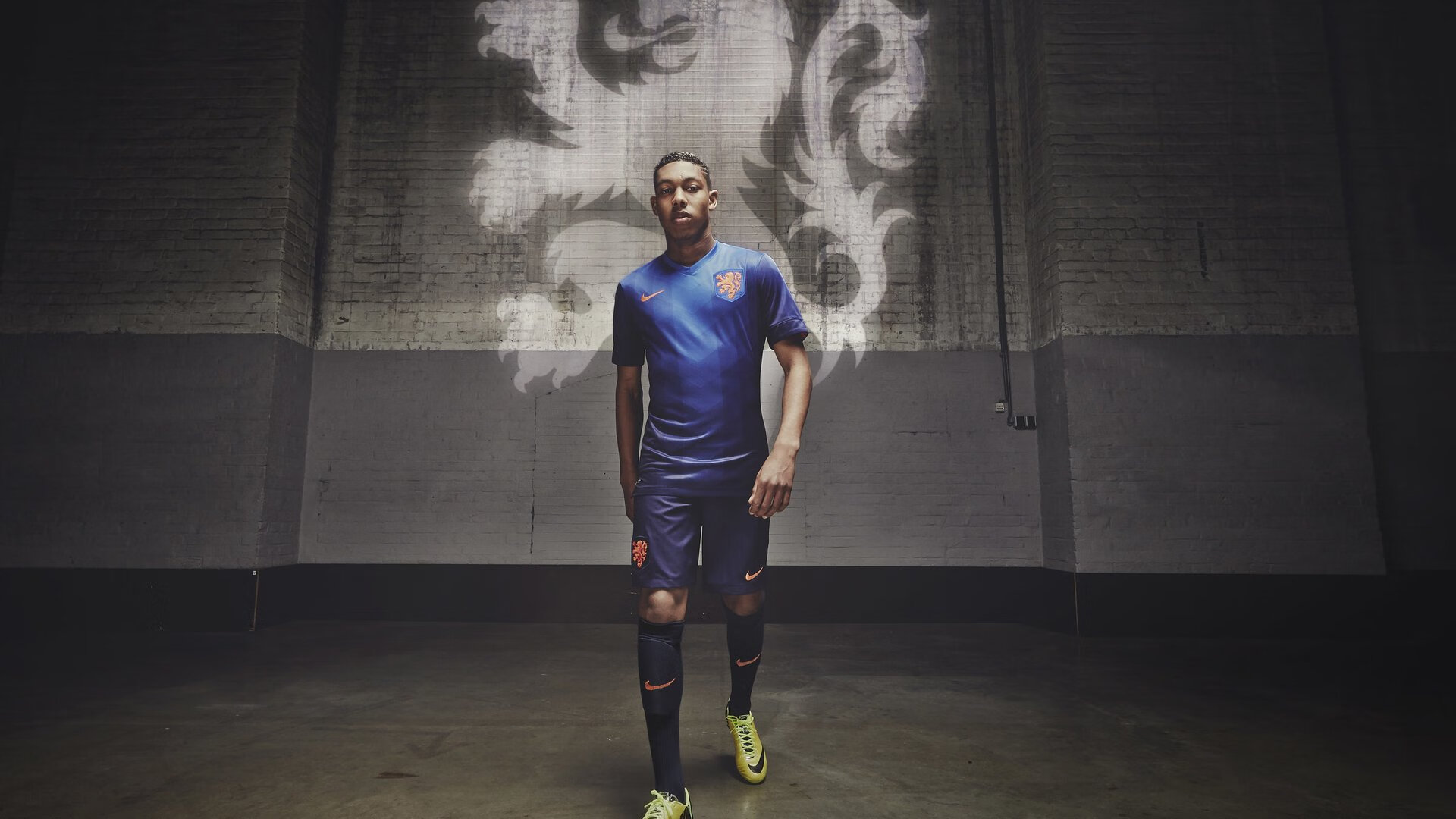 “青少年足球技能大赛引爆现场，涌现多位潜力新秀”，青少年足球技术基础训练图解